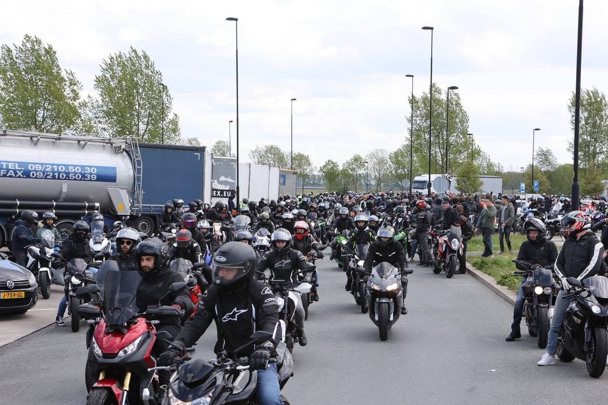 Duizenden motorrijders bijeen, politie sluit parkeerplaats af..