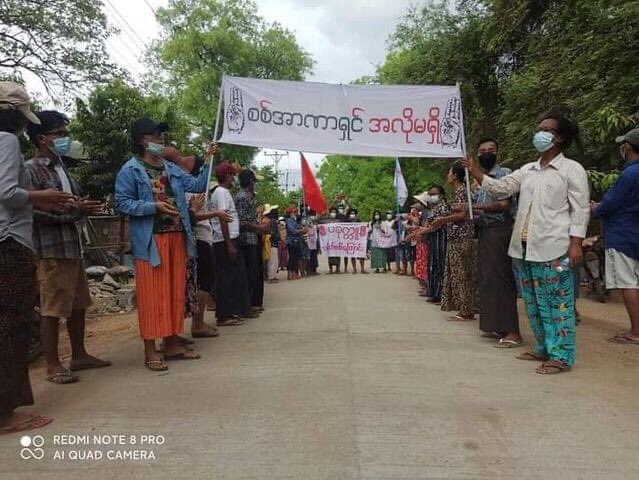 thin_than_dar's tweet photo. Residents of #Pakokku Township, #Magway Region, marched on the streets &amp; staged an evening anti-coup strike that against the Military Dictatorship on tday.

#WhatsHappeningInMyanmar🇲🇲
#May23Coup https://t.co/PGm1FFBJTc