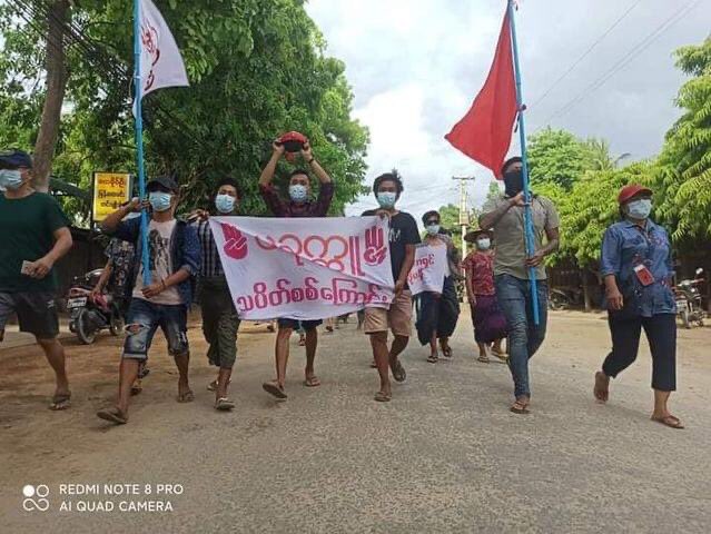 thin_than_dar's tweet photo. Residents of #Pakokku Township, #Magway Region, marched on the streets &amp; staged an evening anti-coup strike that against the Military Dictatorship on tday.

#WhatsHappeningInMyanmar🇲🇲
#May23Coup https://t.co/PGm1FFBJTc