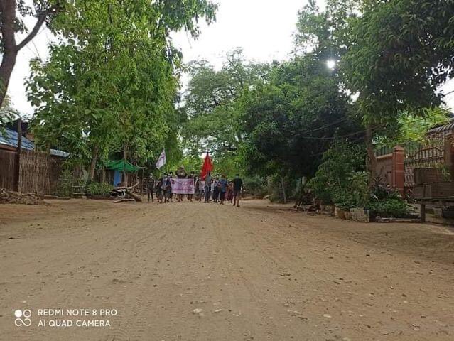 thin_than_dar's tweet photo. Residents of #Pakokku Township, #Magway Region, marched on the streets &amp; staged an evening anti-coup strike that against the Military Dictatorship on tday.

#WhatsHappeningInMyanmar🇲🇲
#May23Coup https://t.co/PGm1FFBJTc