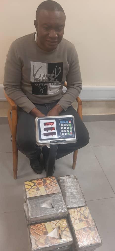 ndlea_nigeria's tweet photo. NDLEA intercepts N8billion cocaine, arrests drug kingpin at Lagos airport

. Seizes $24,500 offered as bribe to compromise investigation https://t.co/0PLyaOAAzr