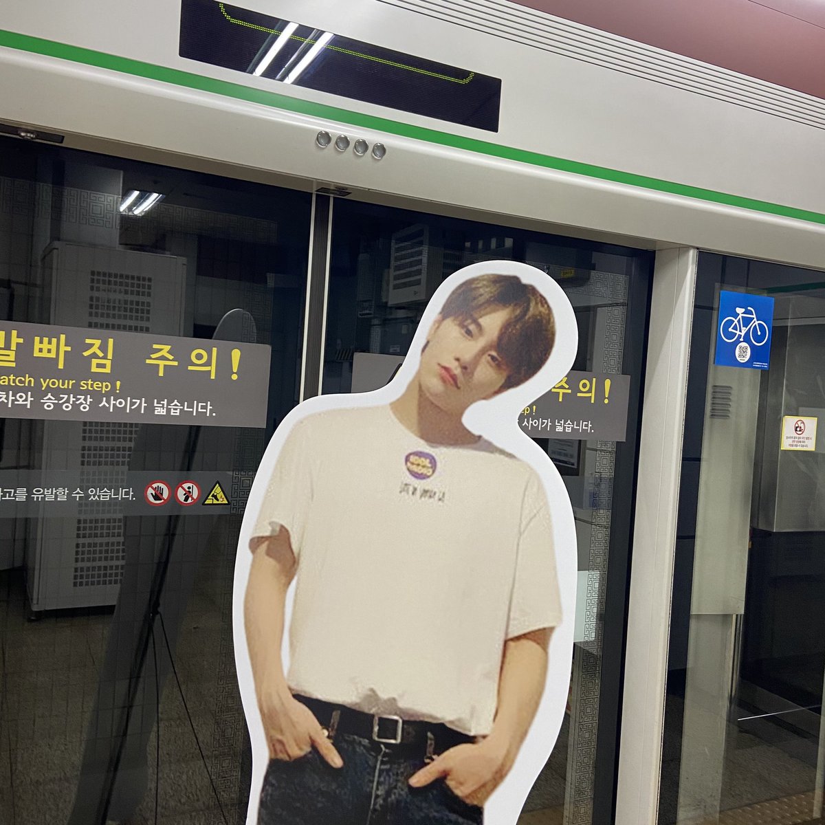 ebdh95's tweet photo. #19950523그날어쩐지뭔일날것같더라
상균아 김상균 등신대 2호선 퇴근중!!!!!!!!!
등신대가 상균이보다 쬐끔 더 작은거알쥐😍 https://t.co/bFjQUvbEzH