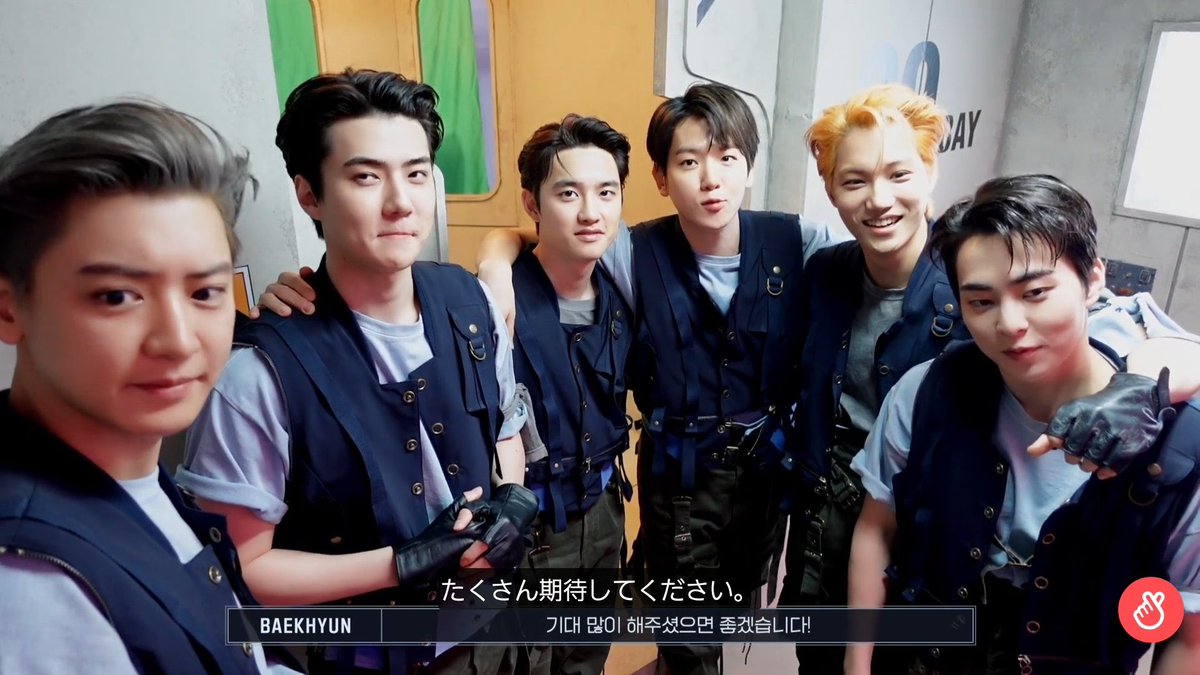 op pointed out how EXO members’ outfits during the spoiler video look similar to ones they wear on the comic from The War album postcards!