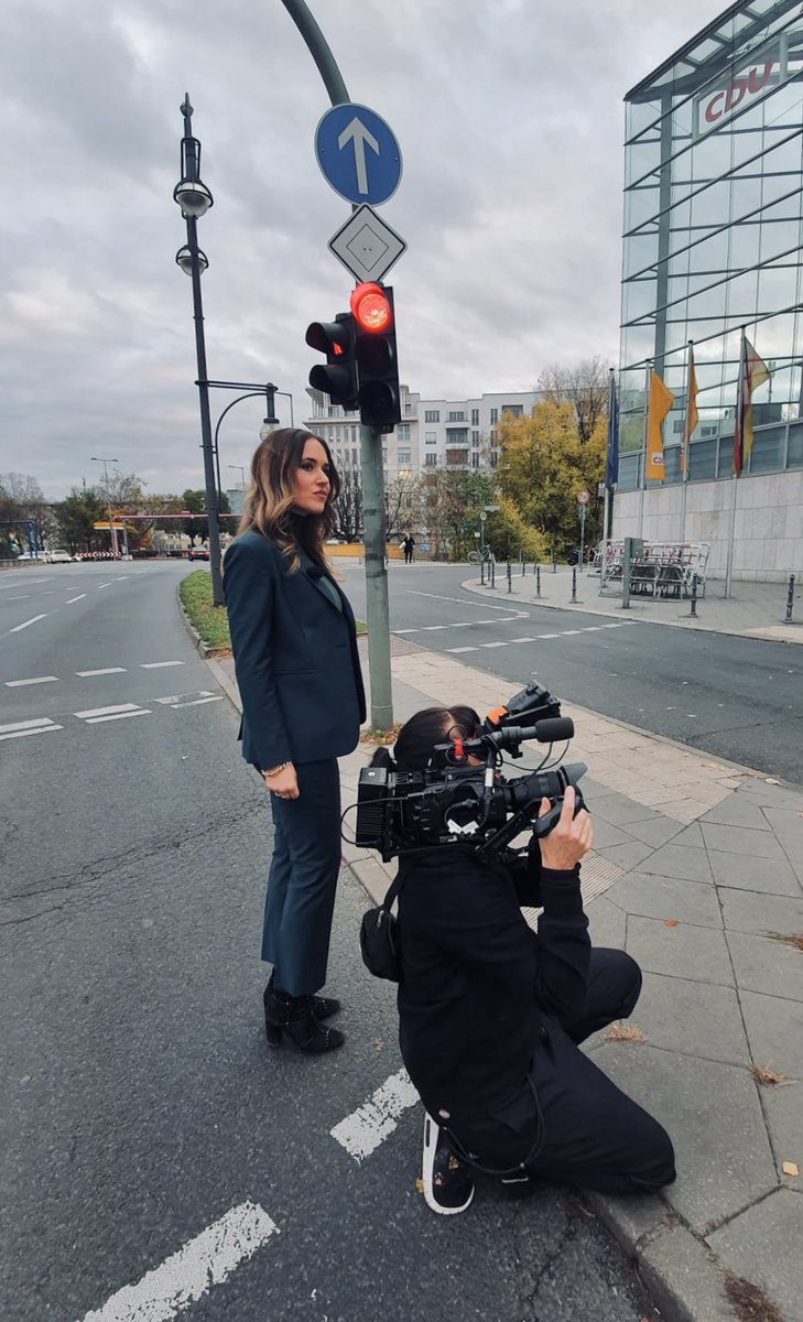 LaeriPatrizia's tweet photo. Was hast Du eigentlich während #Corona gemacht? Drei internationale Filme über starke Frauen gedreht. War ständig mit dieser verrückten Filmemacherin @Rosannaita unterwegs. 🎬Premiere auf @3sat naht! STD: 2. Juni. https://t.co/ailt0MQWVq
