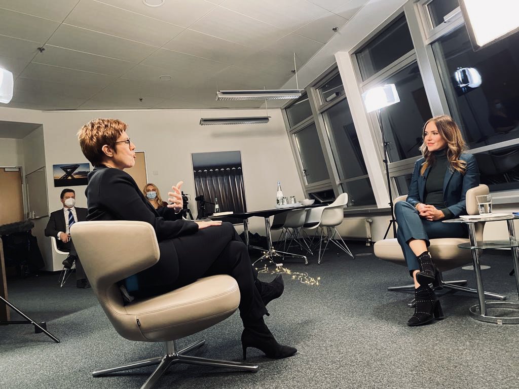 LaeriPatrizia's tweet photo. Was hast Du eigentlich während #Corona gemacht? Drei internationale Filme über starke Frauen gedreht. War ständig mit dieser verrückten Filmemacherin @Rosannaita unterwegs. 🎬Premiere auf @3sat naht! STD: 2. Juni. https://t.co/ailt0MQWVq