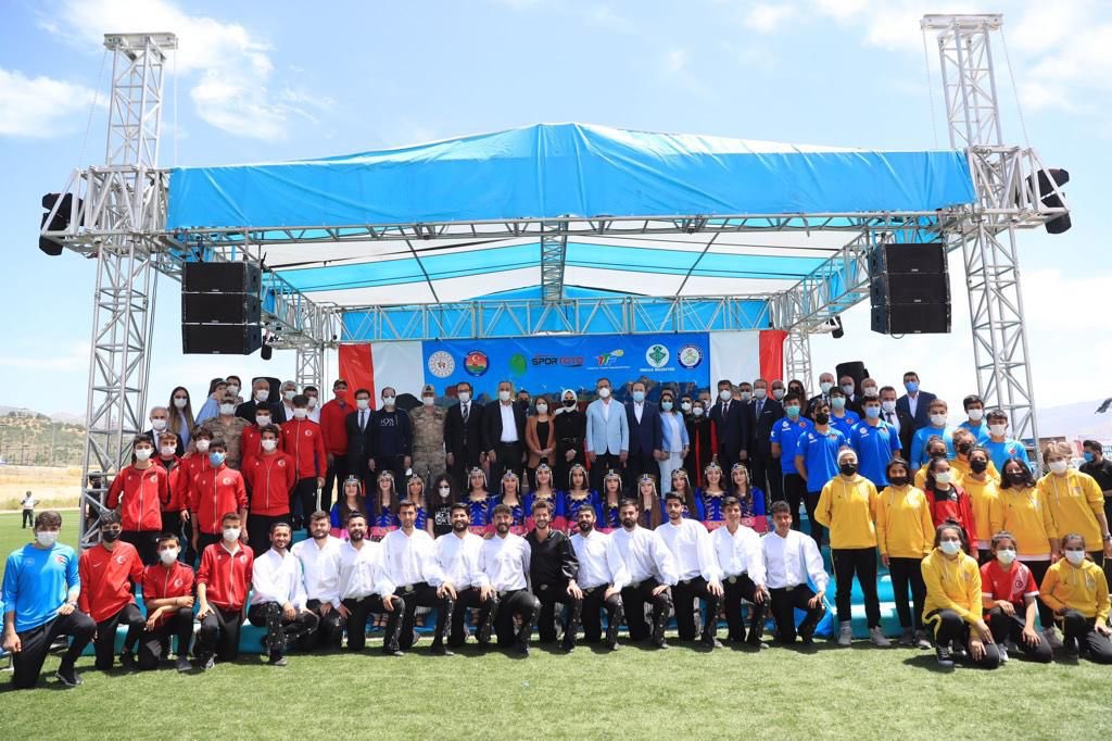kasapoglu's tweet photo. 📍 Cudi Cup Tenis Turnuvası | Şırnak 

Türkiye’nin dört bir yanından gelen sporcularımızla birlikteyiz. Bu turnuvada bahar var, iyilik var, mutluluk var, gençlik var. Hep birlikte sporun iyileştirici gücünü ülkemize yaymaya devam edeceğiz. https://t.co/a38IGLYiIT