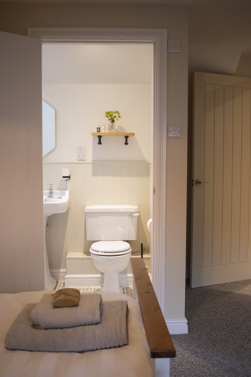 Bedroom 3 is a twin room complete with two single beds, built-in wardrobe, window seat and en-suite bathroom🪞 

Towels, linens and @welshlavender bath products are all complementary with your stay. 

Book your stay, linktr.ee/theoldciderhou…