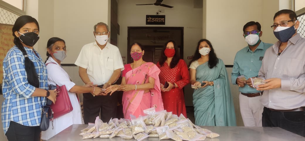 bhupesh786's tweet photo. @RajCMO
@ashokgehlot51
@FarOutAkhtar
@lakshyarajmewar
#pilotwithpeople
@excelmovies
@ANUSHKA_ACADEMY
#आहार_आपके_द्वार से काढ़ा आपके द्वार तक, 
सभी कोविड पॉज़िटिव होम आइसोलेटेड परिवारों को आज रोगप्रतिरोधक क्षमता को बढ़ाने वाला आयुर्वेदिक काढ़ा वितरण किया गया। https://t.co/ma1KZ6dwrF