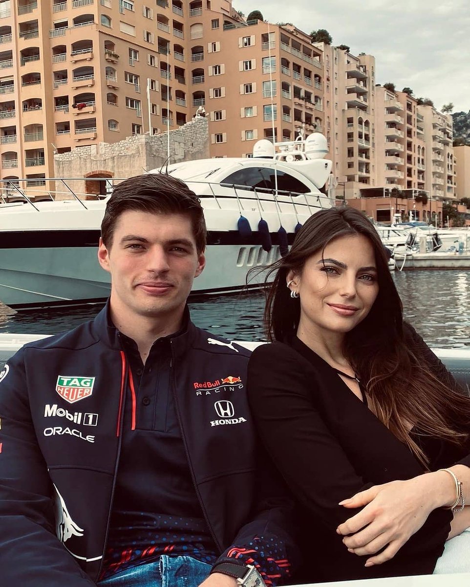 BrasilWags's tweet photo. 📷: Kelly e Max a caminho da corrida.

 #f1 #f1wags #wags #kellypiquet  #maxverstappen #MonacoGP🇲🇨 https://t.co/k1SxMgJi4J