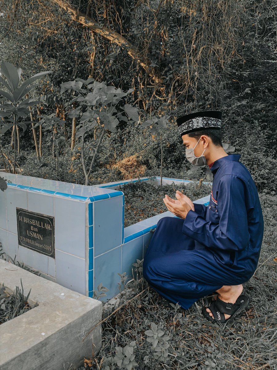 Kita pasti menyusul ke sana... entah kapan dimana.
⠀
Sadarlah wahai jiwa. Dunia sangatlah sementara, jangan terlena.
⠀
“Ya Allah, haramkan kulit orang tua kami dari adzab kubur dan api neraka, aamiin.”