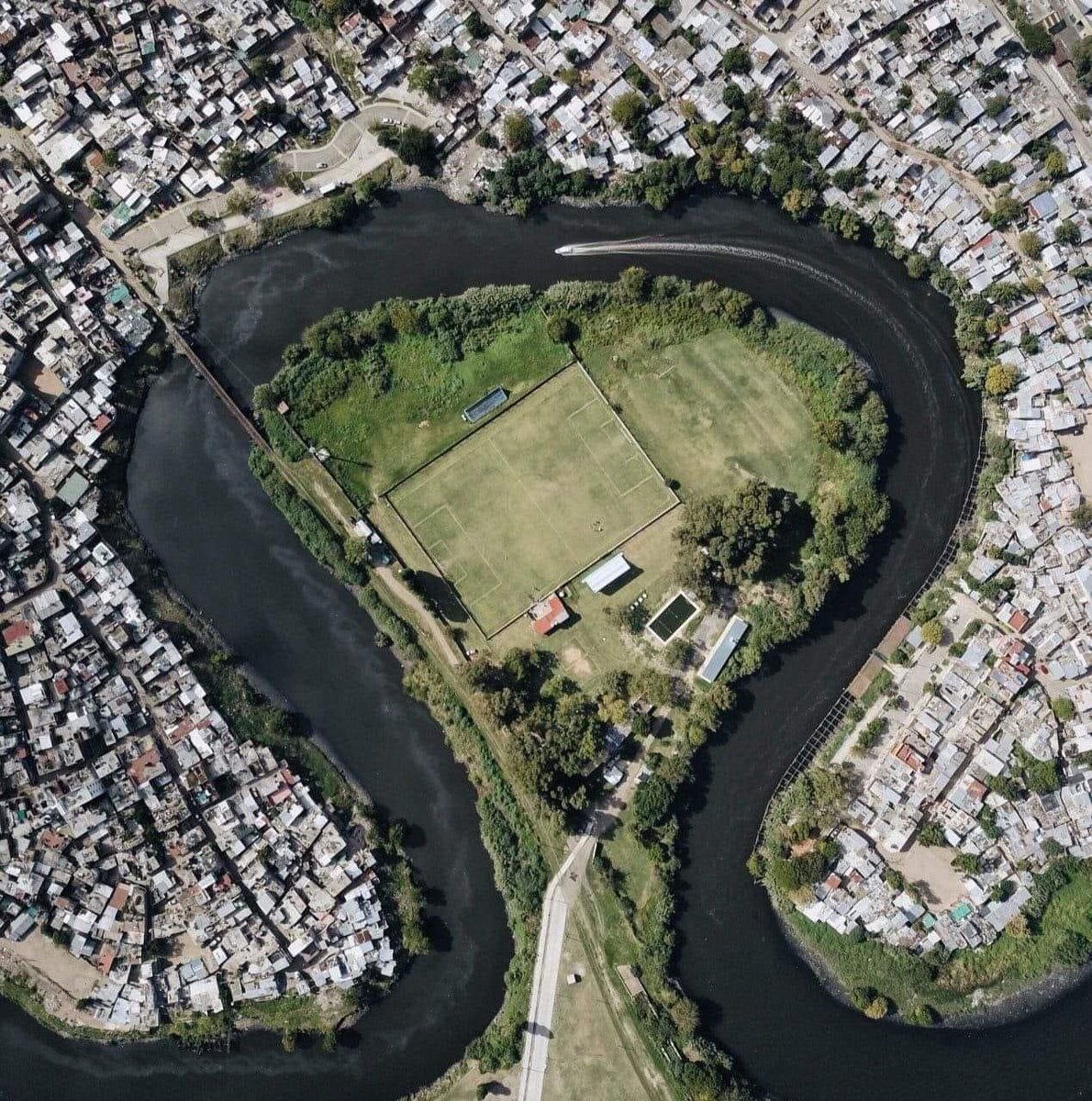 FutbolZoneArg's tweet photo. Potentially the most beautiful Stadium location in Buenos Aires? 😍

Surrounded by the Riachuelo River is the Estadio Saturnino Moure, home of 4th division Victoriano Arenas https://t.co/zfwSSho7Y3
