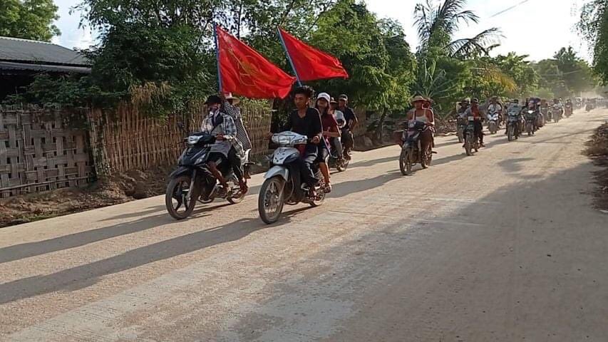 thin_than_dar's tweet photo. This evening, a marching motorcycle strike was held by residents of Villages from Northern Salingyi and Yinmarpin East. #WhatsHappeningInMyanmar #MilkTeaAlliance #May23Coup https://t.co/8U56ItqhA9