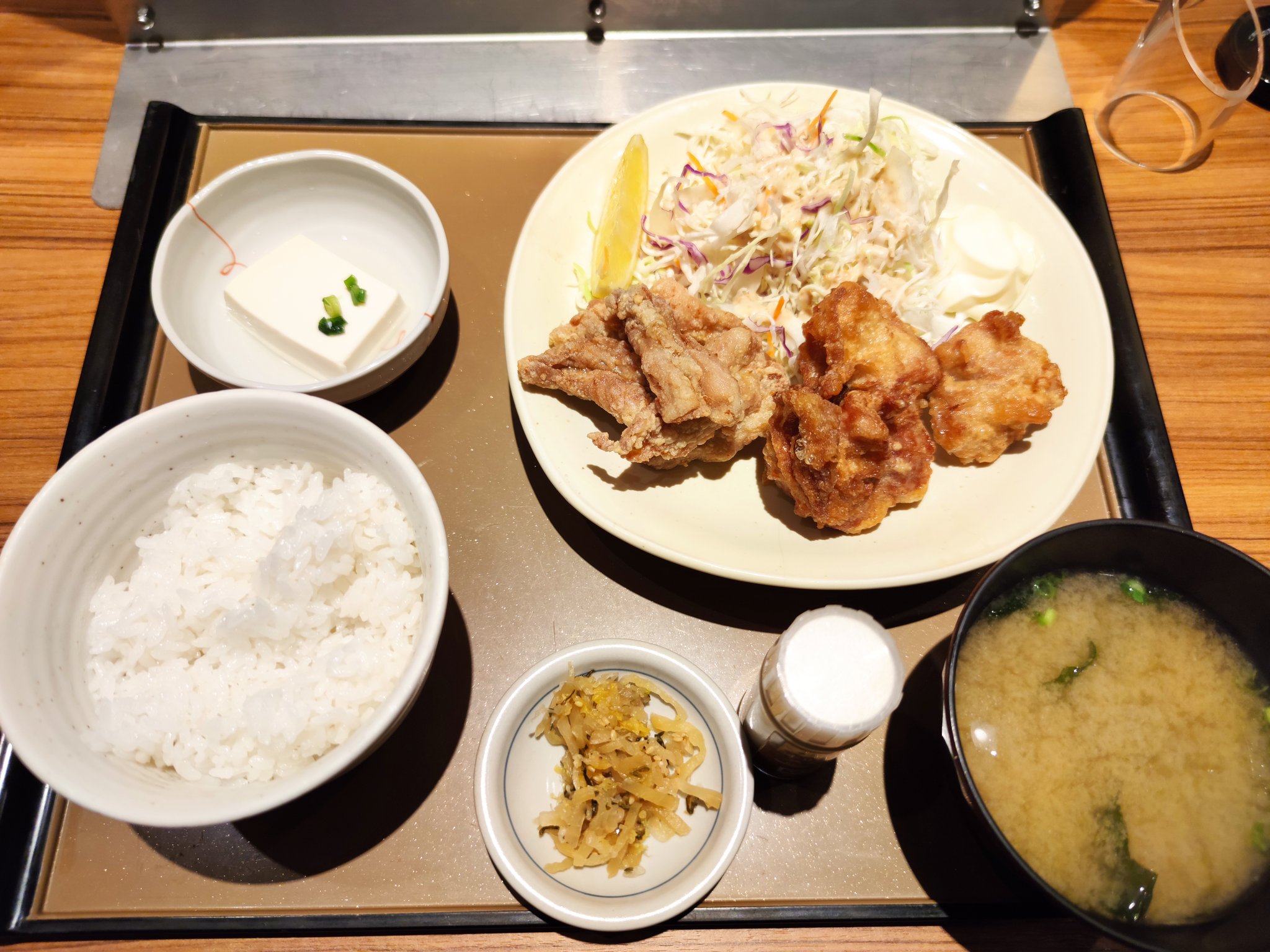 びにてん やよい軒に行ったけど 母が味噌汁がまずいと 確かに味が薄い やよい軒って 味見しないのかな 定食屋さんで味噌汁がまずいってヤバいと思うし 唐揚げに謎の物体が入ってた ポテトかな 大丈夫か やよい軒 T Co Dgjyjns6cy Twitter