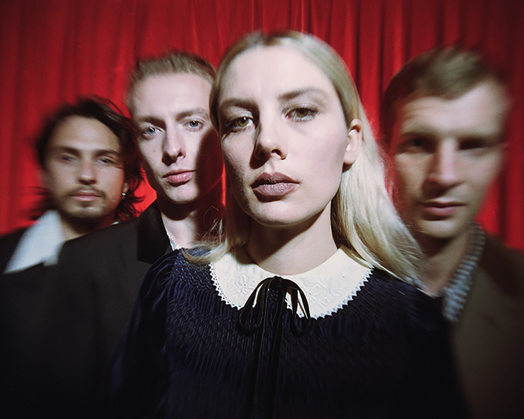 que tal as recomendações do último episódio?

álbum "casa ocupada" (2010) <a href="/lindamartinilx/">Linda Martini</a> 
álbum "palavras cruzadas" (2021) <a href="/davidbrunogaia/">David Bruno</a> &amp; <a href="/MikeElNiteBish/">Mike El Nite 📗🖊️</a> 
single "smile" (2021) <a href="/wolfalicemusic/">Wolf Alice</a> 

episódio: open.spotify.com/episode/6J8lDW…