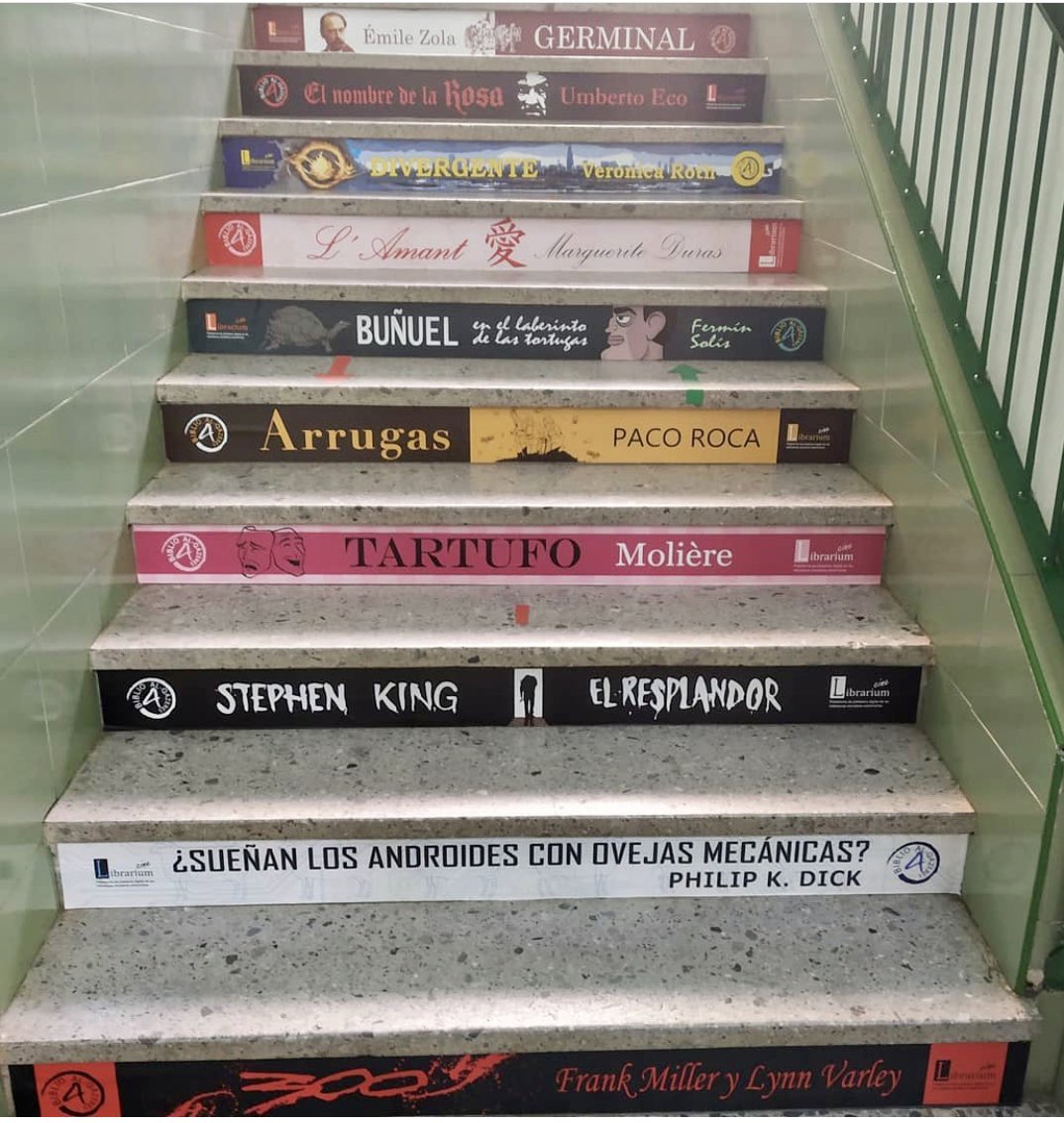 FerAlcala_S's tweet photo. En mi IES, el @alqazeres, hemos transformado los escalones en obras literarias que han sido adaptadas al cine con un proyecto interdisciplinar de biblioteca https://t.co/K8GsrnsxCo