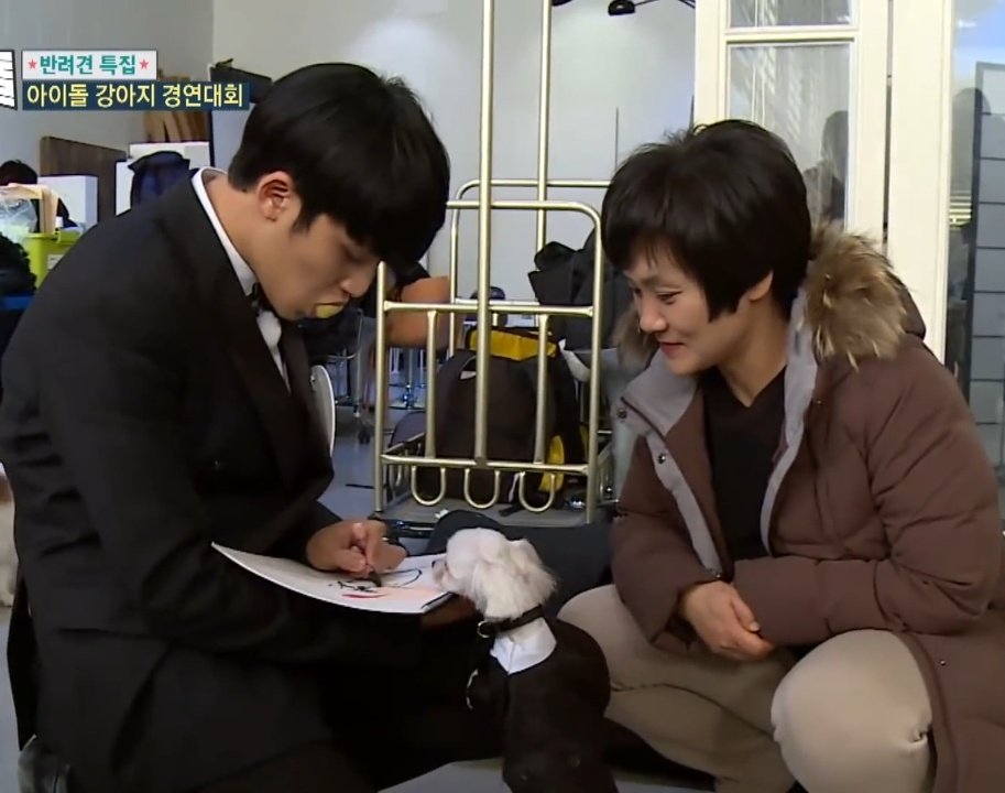 lattegyu_'s tweet photo. mingyu with his mom.. i'm sad now :( https://t.co/qQX7r9Zb7H