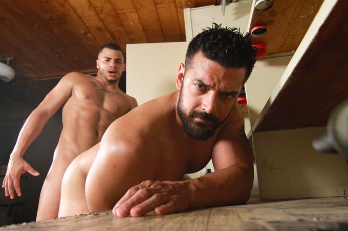 1 pic. #SundaySession made better when #MarcusRuhl take a raw dick ??? like a real man ???
 
#gay #gayporn