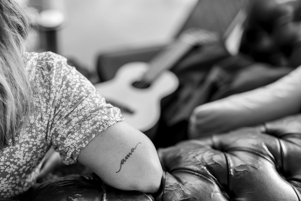 <a href="/AdrianaMoragues/">Adriana Moragues</a> ama mucho lo que hace.  Compone, escribe y da voz a sus letras. Me reuní con ella, es todo un mundo. ¡Podéis descubrirla! Lee aquí ⬇️
cannedeperro.blogspot.com/2021/05/lo-que…