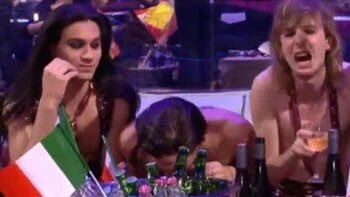 darkwebhaberr's tweet photo. Bir son dakika haberine göre; Hollanda'da düzenlenen Eurovision 2021 ��arkı Yarışmasında, 524 puanla birinci seçilen Rock grubu Maneskin'in baş solistinin kutlamalar sırasında uyuşturucu kullandığı iddia edildi. https://t.co/kNqLyTV3I1