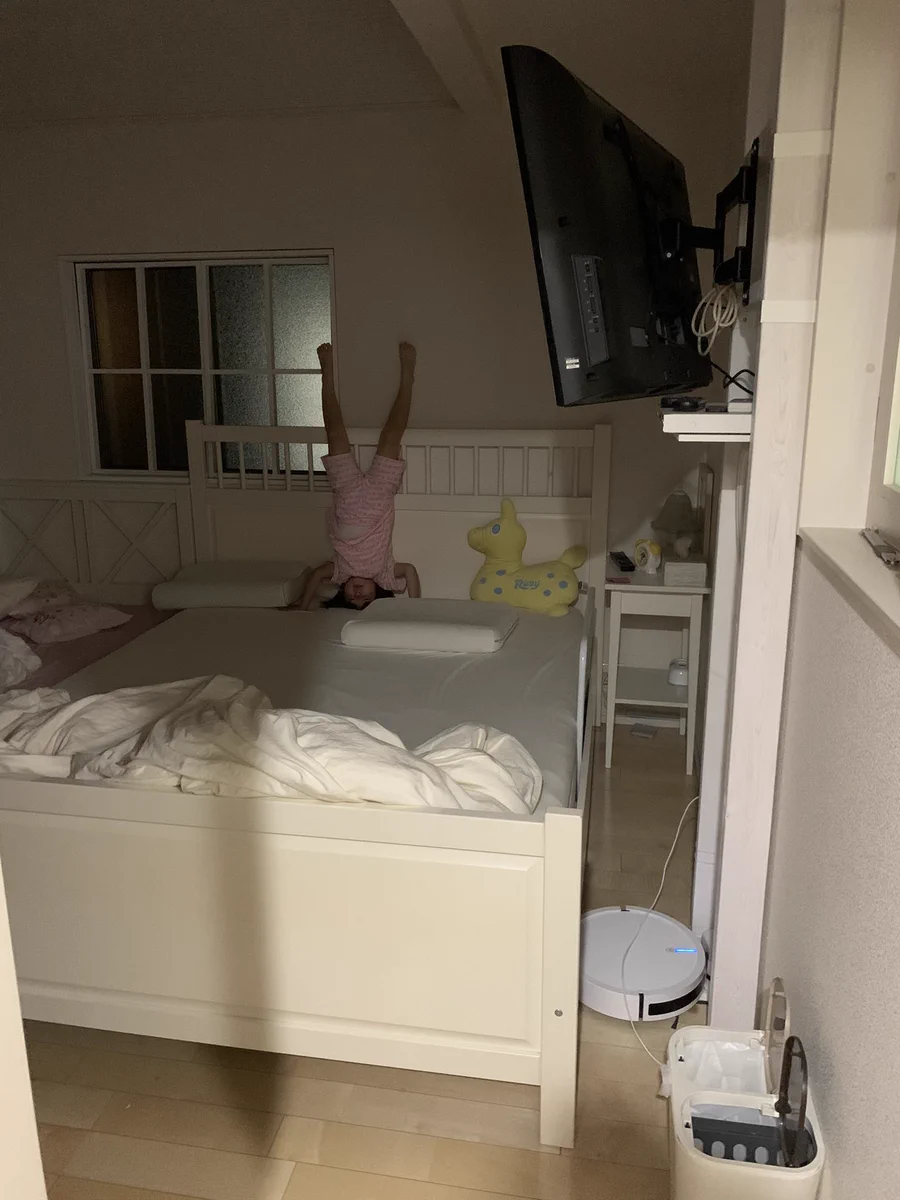 そろそろ寝たかなと思ってそっと覗いたらこれｗ。無理があるでしょ。