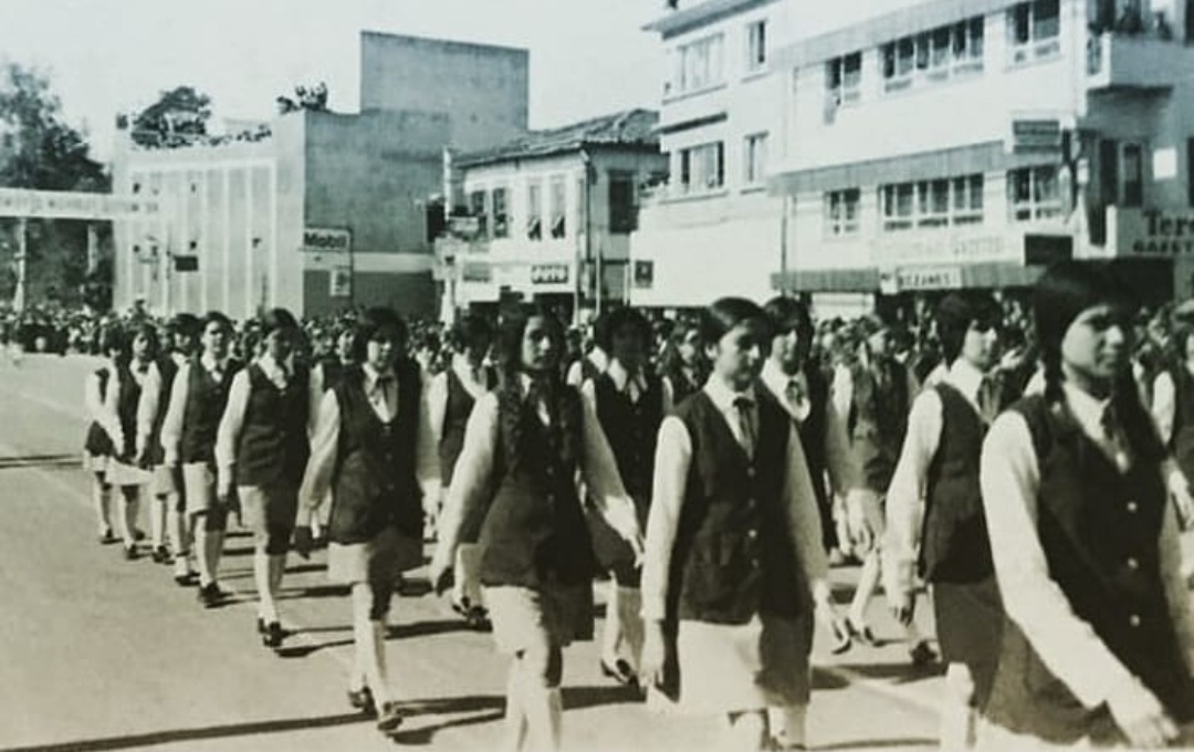 Cumhuriyet Caddesi'nde 19 Mayıs korteji, Antalya (1963)

#Antalya  #EskiAntalya #Siyahbeyazantalya #AntalyaNostalji  #1960lar #19MayisAtaturkuAnmaGenclikVeSporBayrami