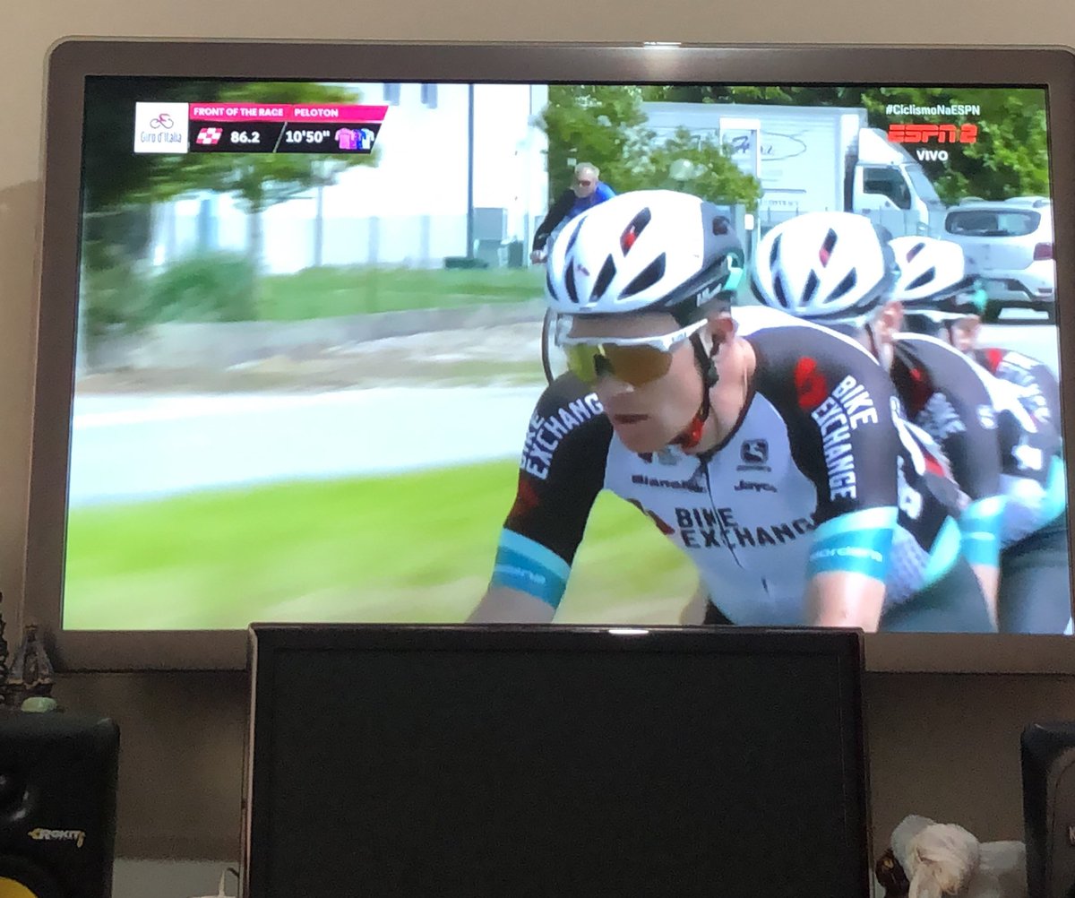 giu_marangoni's tweet photo. Ligado no @giroditalia com narração do big @renandocouto  e @celsoanderson7 
Manda um abraço para a galera de Franca SP #ciclismonaespn https://t.co/MrE5Lzyg0N