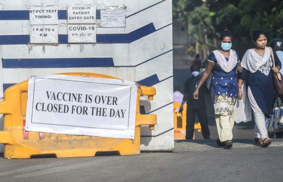 timesofindia's tweet photo. India trying to save vaccines by delaying shots for Covid patients: Govt panel head 

Read: https://t.co/TD41Bv4kC9 https://t.co/0HoZuayExD