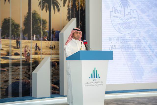 majedhogail's tweet photo. استمراراً للجهود المبذولة للاستثمار في الطاقات الشابة؛ سعدت اليوم بإطلاق #برنامج_واعد أحد برامج الشركة الوطنية للإسكان @SaudiNHC والذي يسعى لتأهيل المتميزين من أبنائنا وبناتنا لسوق العمل بالتعاون مع شركائنا من المطورين العقاريين، لتستمر مسيرة البناء وفق #رؤية_المملكة_2030. https://t.co/ItE0jVFEgn