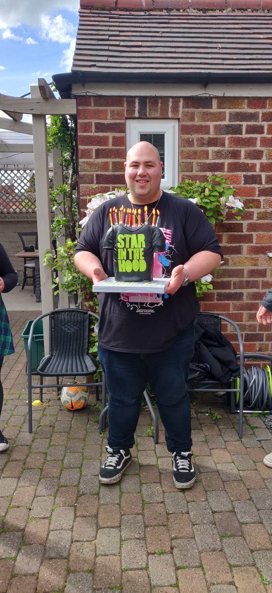 DellissimaCakes's tweet photo. Very happy to have spent yesterday afternoon celebrating my youngest son's 30th birthday! His cake was a @DellissimaCakes special of his favourite t-shirt. 🎉😍 @JosephDitch #starinthehood @TinchyStryder https://t.co/vYTfe41z4P