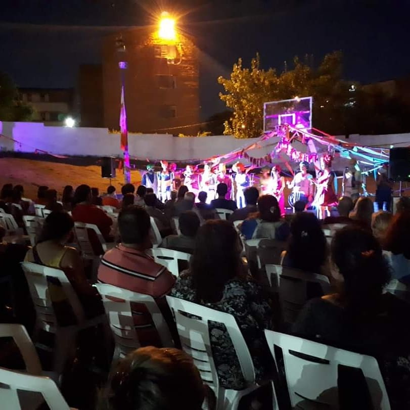 LaPremolarMurga's tweet photo. Armado de tablado en Parque Capurro, maquillaje y volanteada en Club Buceo. Febrero de 2020. https://t.co/2s0MzUgeib