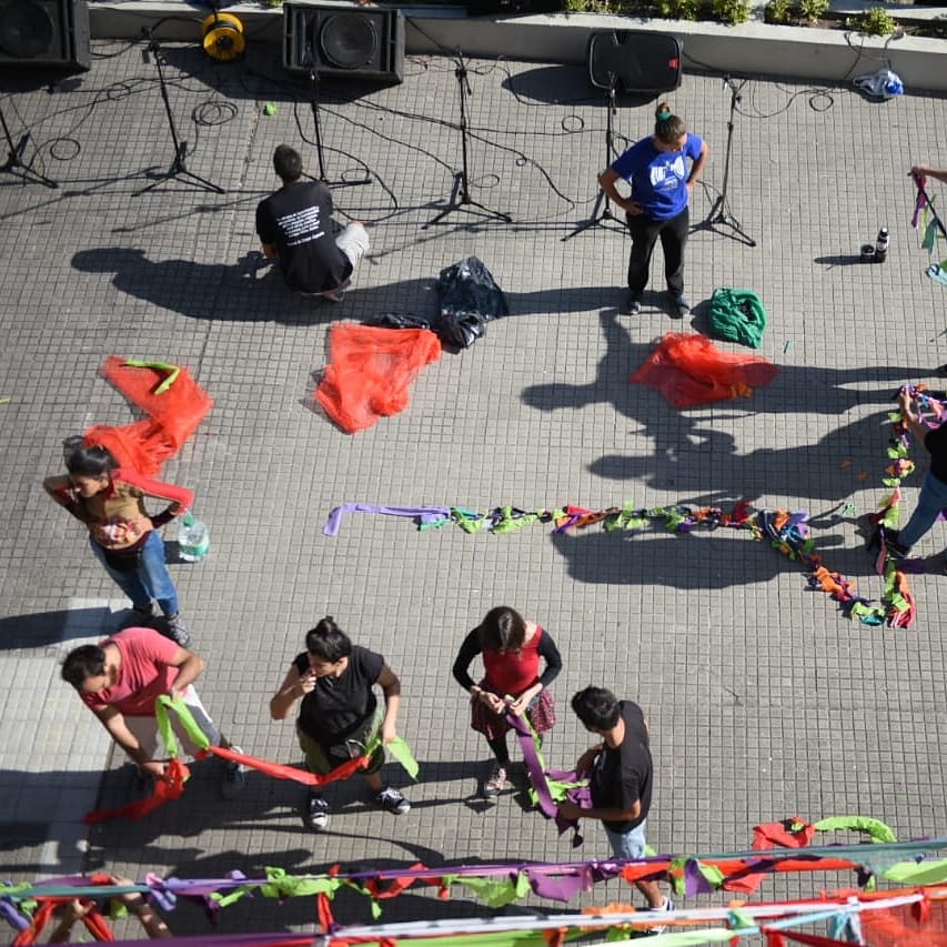 LaPremolarMurga's tweet photo. Armado de tablado en Parque Capurro, maquillaje y volanteada en Club Buceo. Febrero de 2020. https://t.co/2s0MzUgeib
