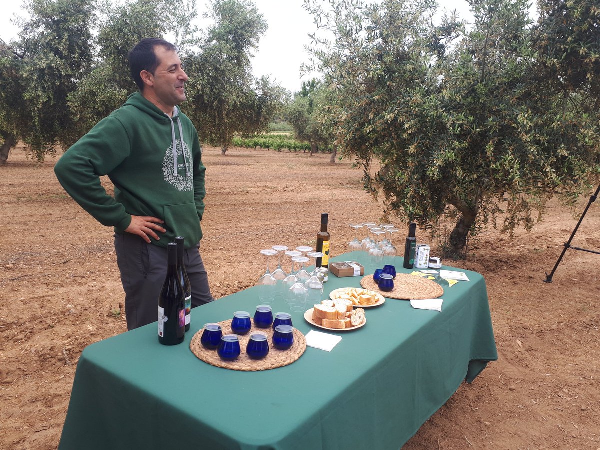 elisabetrv's tweet photo. Sovint no cal anar massa lluny per gaudir de propostes interessants en família. Avui ho hem fet als matins d'oleoturisme de @Torclum, on entre oliveres hem xalat amb la visita i amb un tast d'olis i productes fets amb el seu OOVE. Molt recomanable!! https://t.co/oed15r7l0r