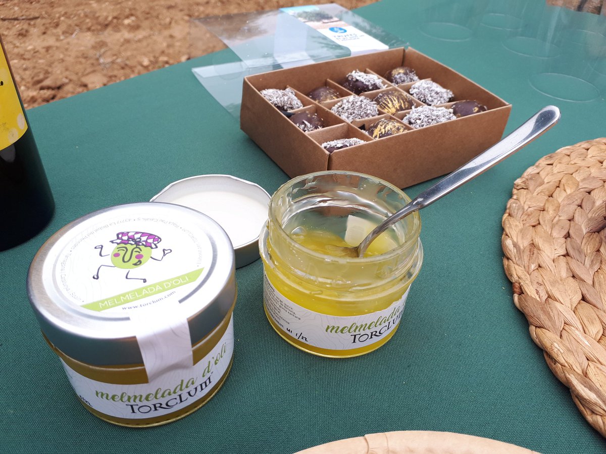 elisabetrv's tweet photo. Sovint no cal anar massa lluny per gaudir de propostes interessants en família. Avui ho hem fet als matins d'oleoturisme de @Torclum, on entre oliveres hem xalat amb la visita i amb un tast d'olis i productes fets amb el seu OOVE. Molt recomanable!! https://t.co/oed15r7l0r