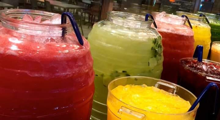 ConsulMexPho's tweet photo. Have you tasted a fresh water or “agua fresca”?
Light non-alcoholic beverages made from one or more fruits 🍉, cereals, flowers, or seeds blended with sugar, ice and water.
Usually aguas frescas are sold by street vendors in 🇲🇽. An oasis in the middle of the heat.
#ThinkMexico https://t.co/XM02gEwx5H