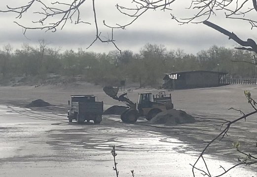StopAIS_MB's tweet photo. 😔 to see a front-end loader picking up massive piles of Zebra Mussels off of Grand Beach this morning. This is avoidable. YOU can stop the spread. Learn more @ https://t.co/U5gF5Qve4M https://t.co/GVDrxgyTpi