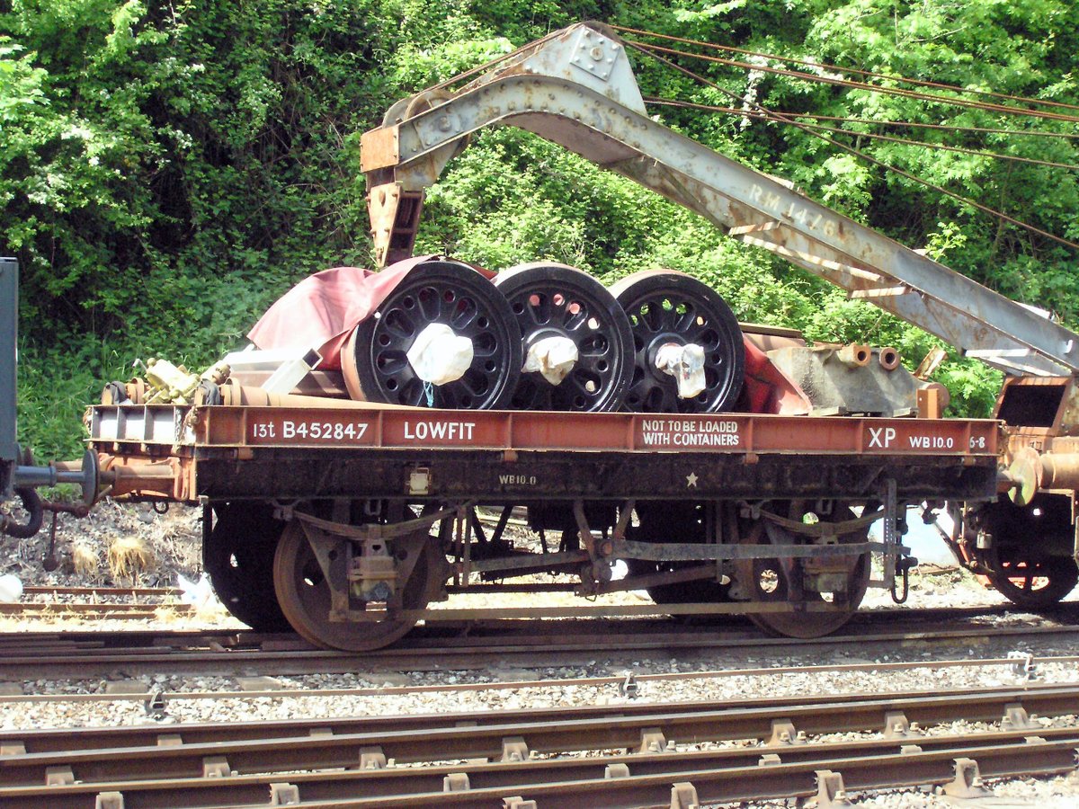 Ranaroth2's tweet photo. B 452847 (should be 452347). 13t 4w steel open 'Lowfit'. Shildon, lot 2467, 1957. To East Somerset Railway, 01/2011. Photo: Bitton, Avon Valley Railway, 11.05.2007. #railway #freight #wagon #Bitton #Cranmore #Shildon #Lowfit https://t.co/LjSaCwTG9f