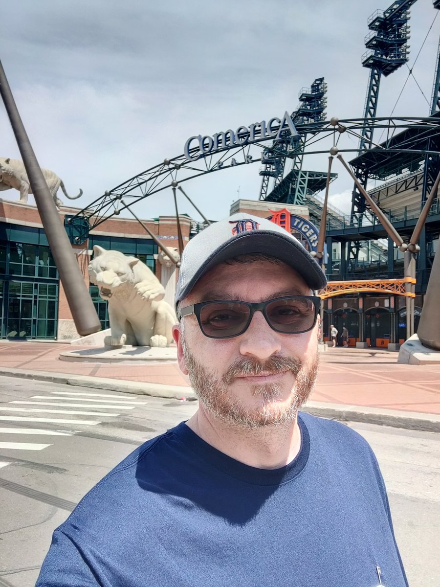 JimNich7181977's tweet photo. First ever stair climb done for American Lung Association. 1,076 stairs in 15:13.04. #climbdetroit https://t.co/mOLK33szq9