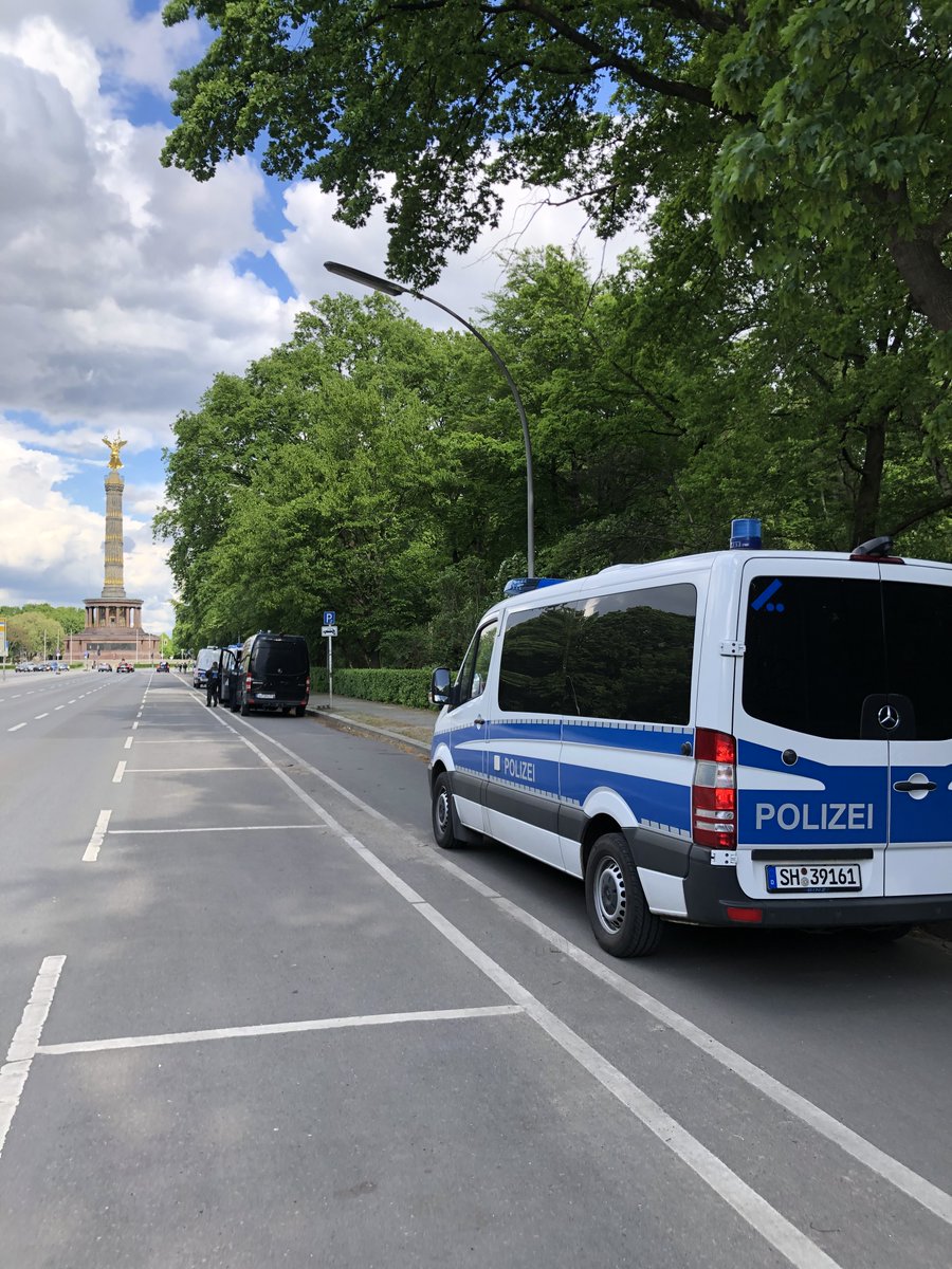 3 freie Fahrsteifen und es nix los, freier Parksteifen und ein Radweg. Wo parkt die @SH_Polizei? Genau! #vorbildfunktion #runtervomradweg #b2305