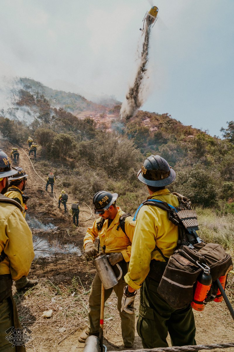 fila_michael's tweet image. Copter 538 making a drop on the #deerfire @CALFIRESANDIEGO @ClevelandNF