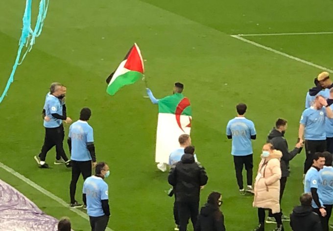 Entre drapeau algérien et palestinien, Riyad Mahrez, « fierté du