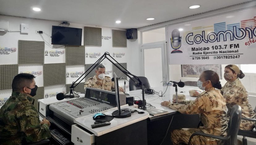 emisoraejercito's tweet photo. #LaGuajira | Nuestra @emisoraejercito en #Maicao compartió con el capitán Jorge Guevara, Profesional Oficial de la Reserva,en el marco de la conmemoración del aniversario N.º41 de la creación de este grupo de oficiales que dedica sus capacidades  en pro de la comunidad colombiana https://t.co/1rywXkLACD