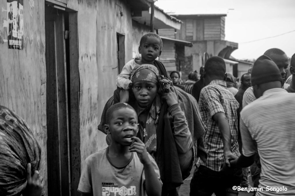 bensongolo27's tweet photo. #Goma eruption du #Volcan #Nyiragogo les enfants sont en danger. Chers adultes prenons bien soins d'eux. #childrenphoto #streetphotographer #nnp #gomaeva #goma #finbarroreilly https://t.co/6MfhCmIl9a