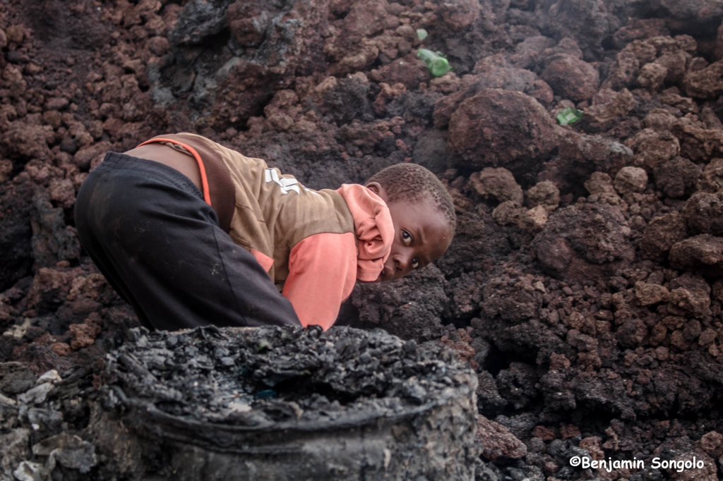 bensongolo27's tweet photo. #Goma eruption du #Volcan #Nyiragogo les enfants sont en danger. Chers adultes prenons bien soins d'eux. #childrenphoto #streetphotographer #nnp #gomaeva #goma #finbarroreilly https://t.co/6MfhCmIl9a