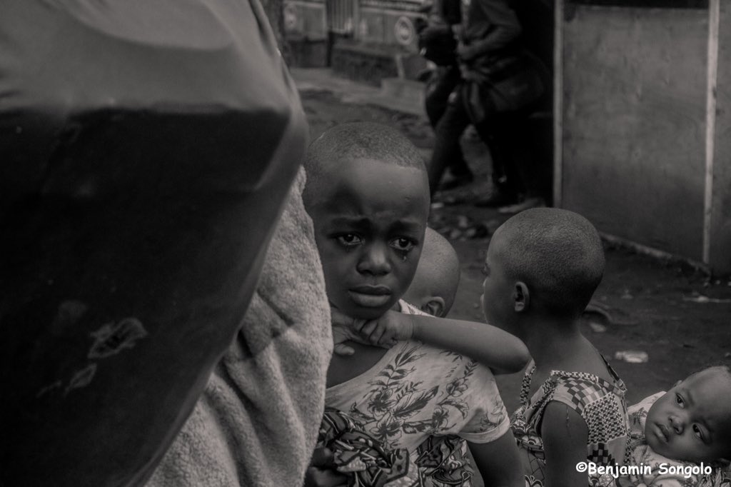 bensongolo27's tweet photo. #Goma eruption du #Volcan #Nyiragogo les enfants sont en danger. Chers adultes prenons bien soins d'eux. #childrenphoto #streetphotographer #nnp #gomaeva #goma #finbarroreilly https://t.co/6MfhCmIl9a