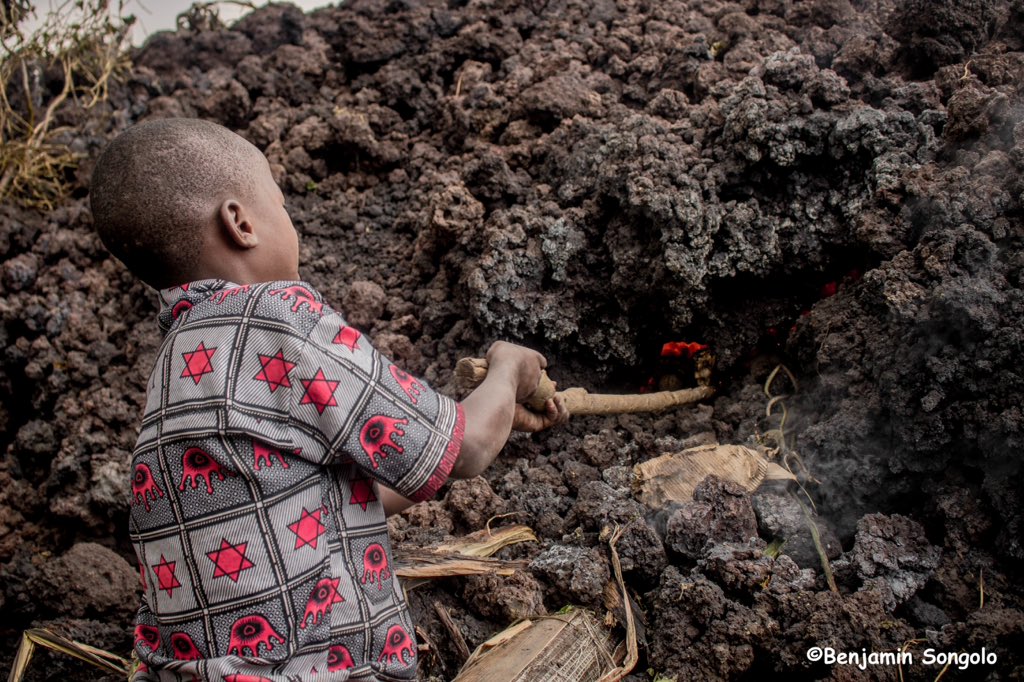 bensongolo27's tweet photo. #Goma eruption du #Volcan #Nyiragogo les enfants sont en danger. Chers adultes prenons bien soins d'eux. #childrenphoto #streetphotographer #nnp #gomaeva #goma #finbarroreilly https://t.co/6MfhCmIl9a
