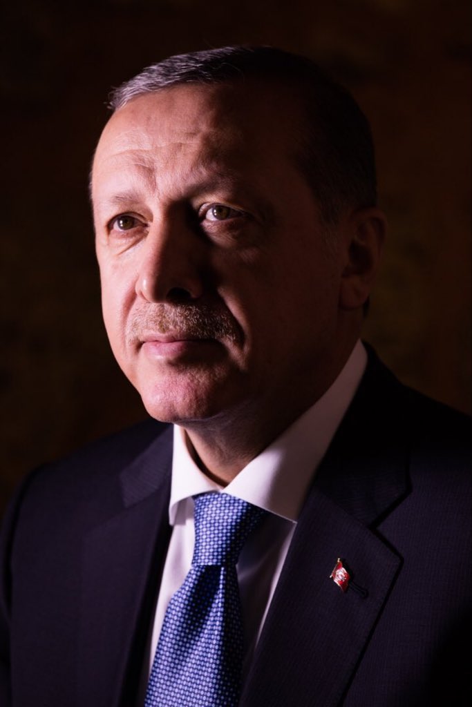 leylasahinusta's tweet photo. Bizim tarafımız ümmetin sesi ve nefesi @RTErdogan’ın tarafıdır. Allah’ın izniyle onun yanında hak davada yürümeye devam edeceğiz.
#ErdoğanlaBirlikteyiz https://t.co/Ed51SeP9dt