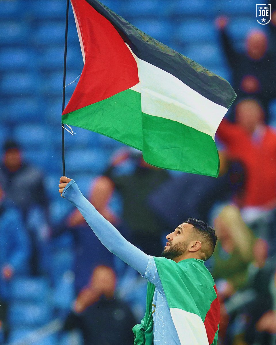 Riyad Mahrez waves a Palestinian flag during the celebrations in Manchester 🇵🇸