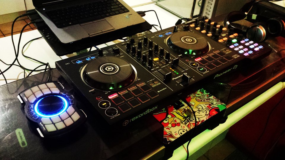 djkurtbusch's tweet image. A few Sunday night beats to take my mind off the week ahead #PioneerDJ #RekordboxDJ #DDJRB #TraktorKontrolX1 #NumarkOrbit #NumarkHP125 #JustYourAverageKitchenDJ @elianncro