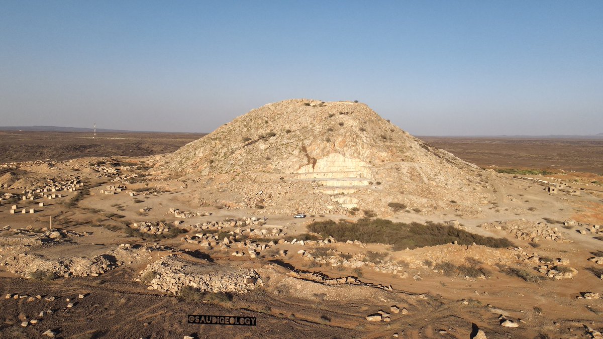 SaudiGeology's tweet photo. #جبل_القرين_الابيض او مايسمى #جبل_المرمر عبارة عن جبل من الرخام يقع بالقرب من #محافظة_مدركة على طريق #عين_زبيدة في منطقة #مكة_المكرمة أستغل هذا المحجر في التوسعة الاولئ للحرم المكي الشريف لأرضيات واعمدة الحرم. https://t.co/48XS7v2rXI