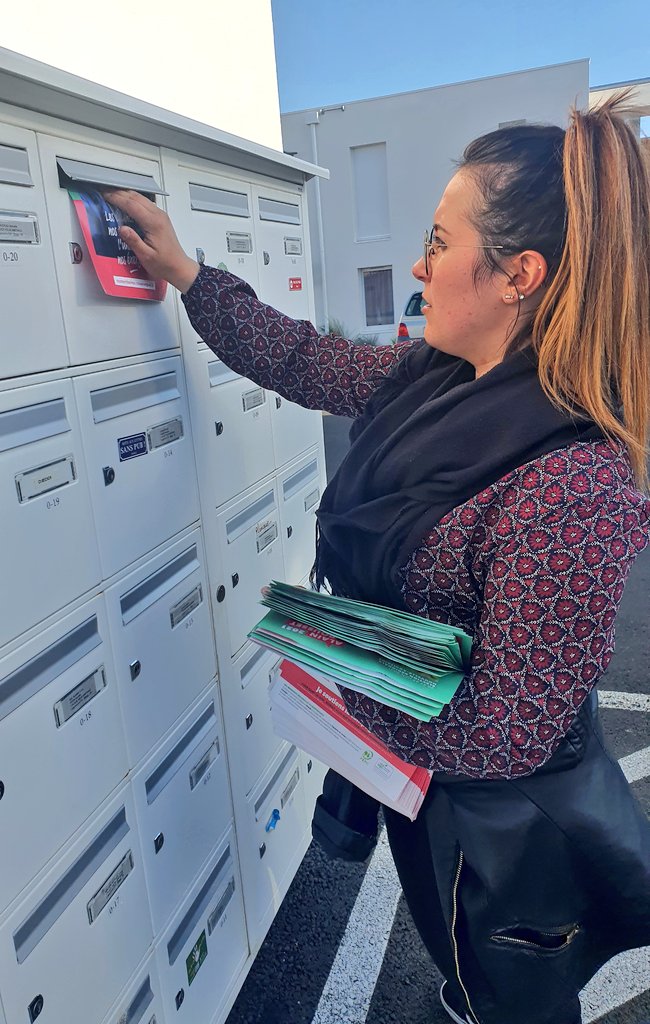 FlavienCartier's tweet photo. Même en week-end au bord de la #mer loin de la #Vienne nous avons distribuer la lettre d'@al_rousset à #VauxSurMer avec ma cousine 😉.
cc les copains @17avecARousset 😉
#Rousset2021 #AR2021 #NosTerritoires #NosEnergies #regionales2021 #NouvelleAquitaine https://t.co/26wMCV1bxJ